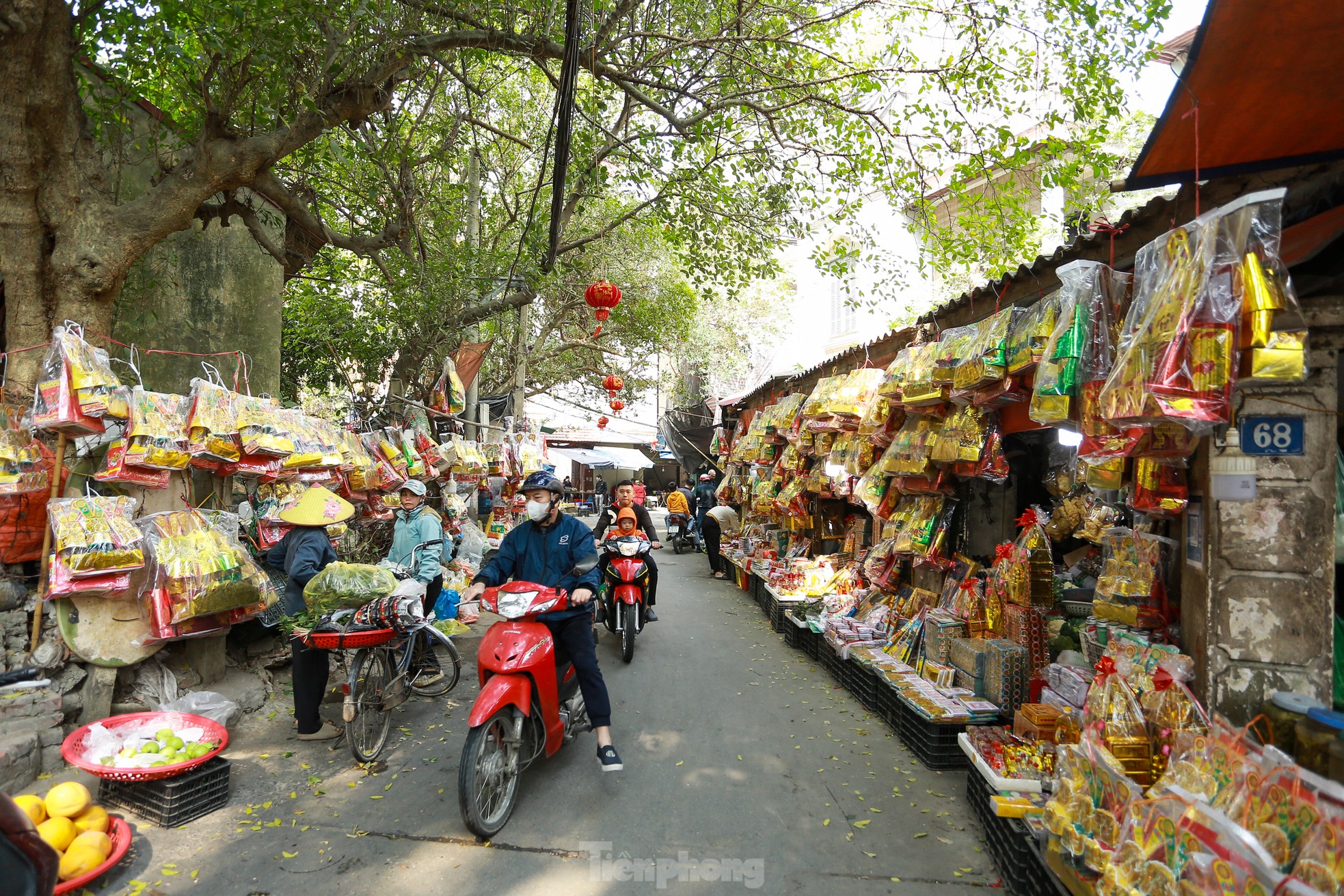 Tết ông Công ông Táo: Đồ cúng chế biến phong phú, gà ngậm hoa hồng giá 500.000đ/con- Ảnh 1.