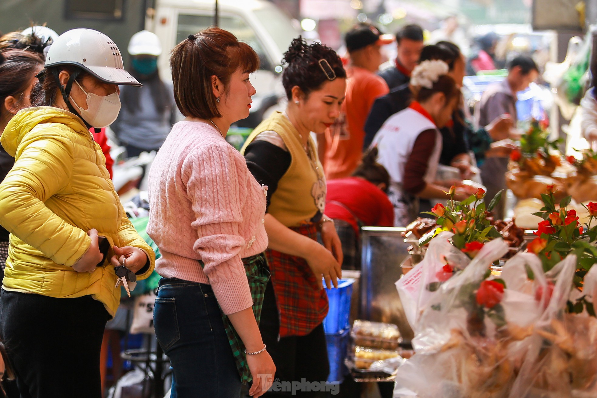 Tết ông Công ông Táo: Đồ cúng chế biến phong phú, gà ngậm hoa hồng giá 500.000đ/con- Ảnh 8.