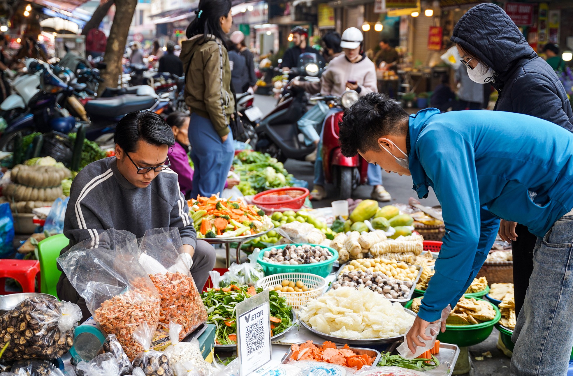 Tết ông Công ông Táo: Đồ cúng chế biến phong phú, gà ngậm hoa hồng giá 500.000đ/con- Ảnh 2.