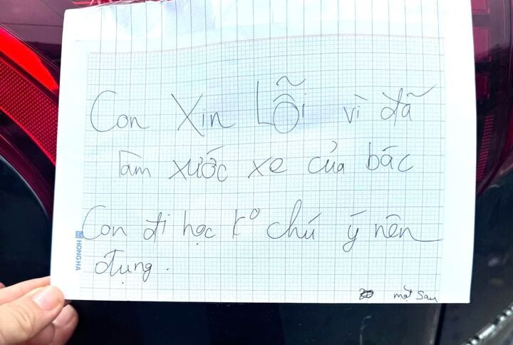 Lời xin lỗi đặc biệt của nam sinh đụng vào ô tô đậu bên đường- Ảnh 1.