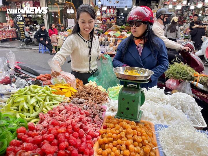 Cảnh lạ ở 'thủ phủ' bánh kẹo Hà Nội ngày cận Tết Nguyên đán Ất Tỵ- Ảnh 11.