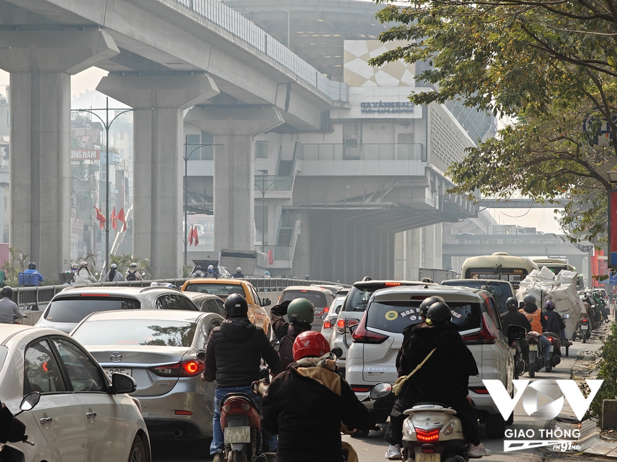 Sau 3 ngày tổ chức lại, “điểm nóng“ ùn tắc ở Thanh Xuân vẫn chưa "hạ nhiệt"- Ảnh 2.