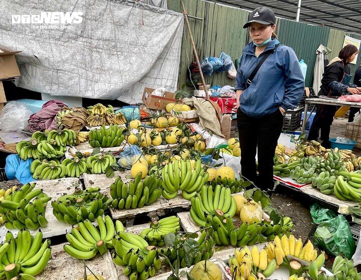 Chợ dân sinh 'hét' 500.000 đồng một nải chuối trong sáng 23 tháng Chạp- Ảnh 3.