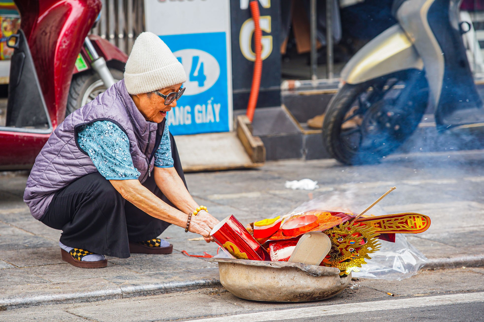 Dân phố cổ Hà Nội đốt vàng mã cúng Táo quân ngoài đường, khói bốc nghi ngút- Ảnh 1.