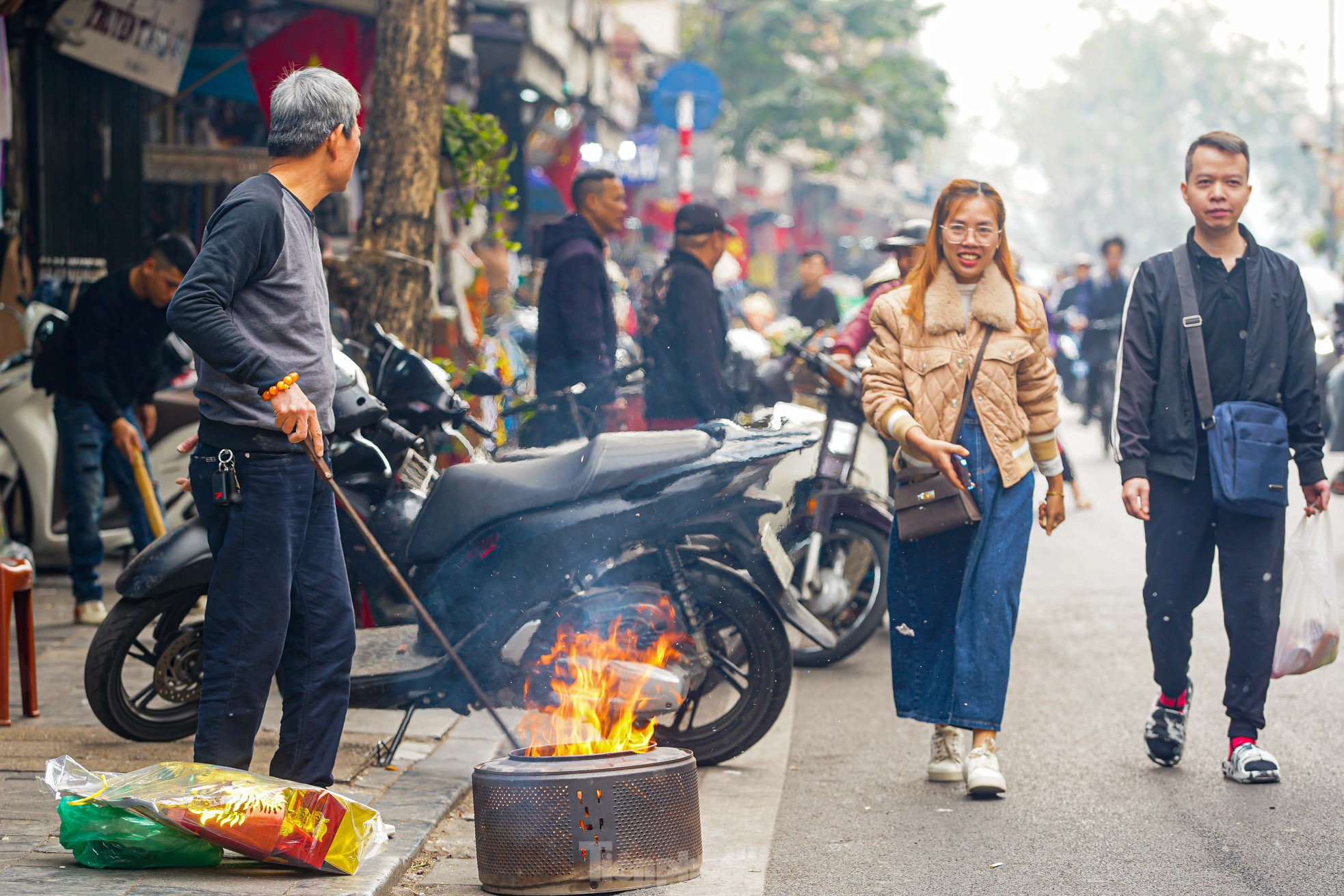 Dân phố cổ Hà Nội đốt vàng mã cúng Táo quân ngoài đường, khói bốc nghi ngút- Ảnh 9.