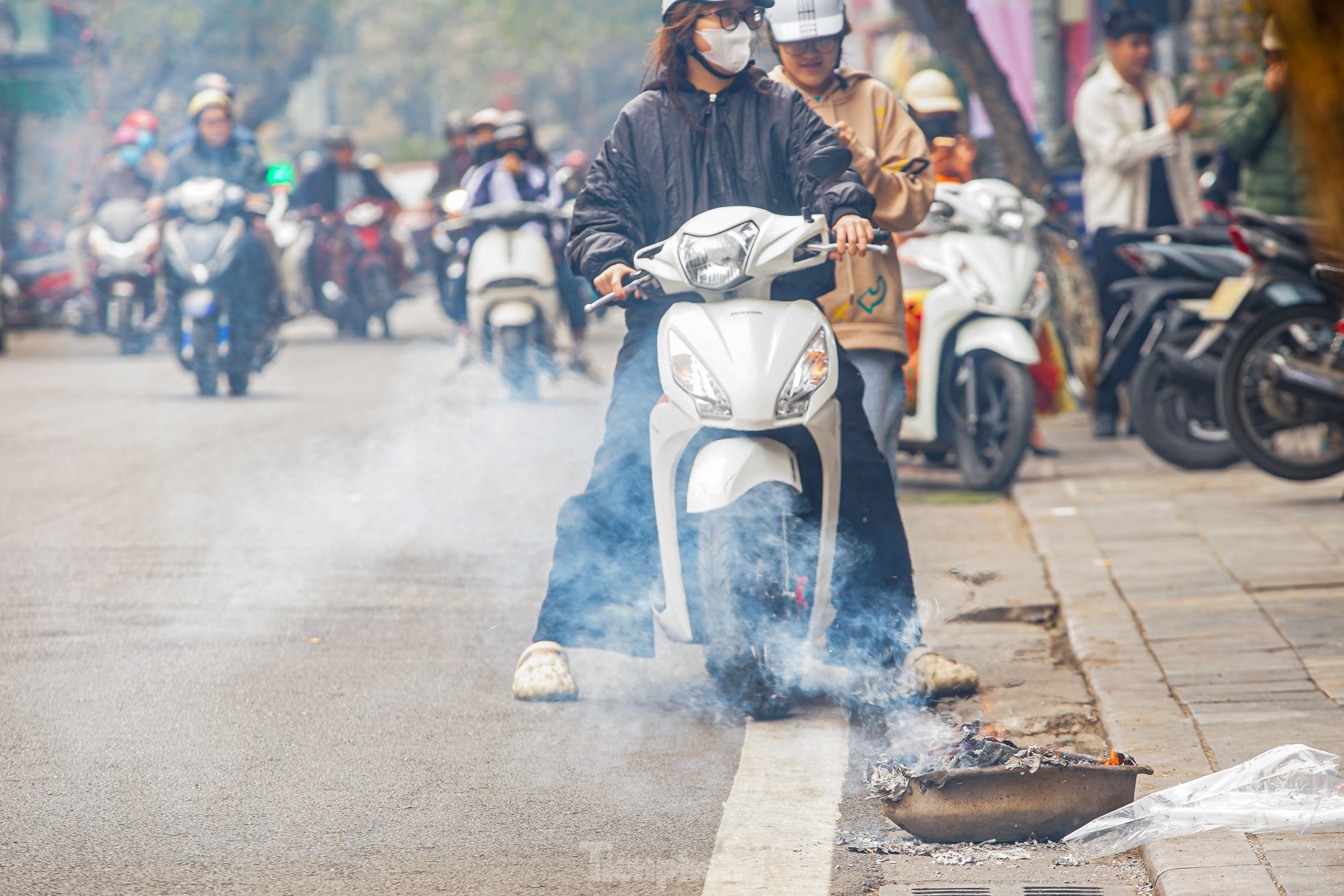 Dân phố cổ Hà Nội đốt vàng mã cúng Táo quân ngoài đường, khói bốc nghi ngút- Ảnh 12.