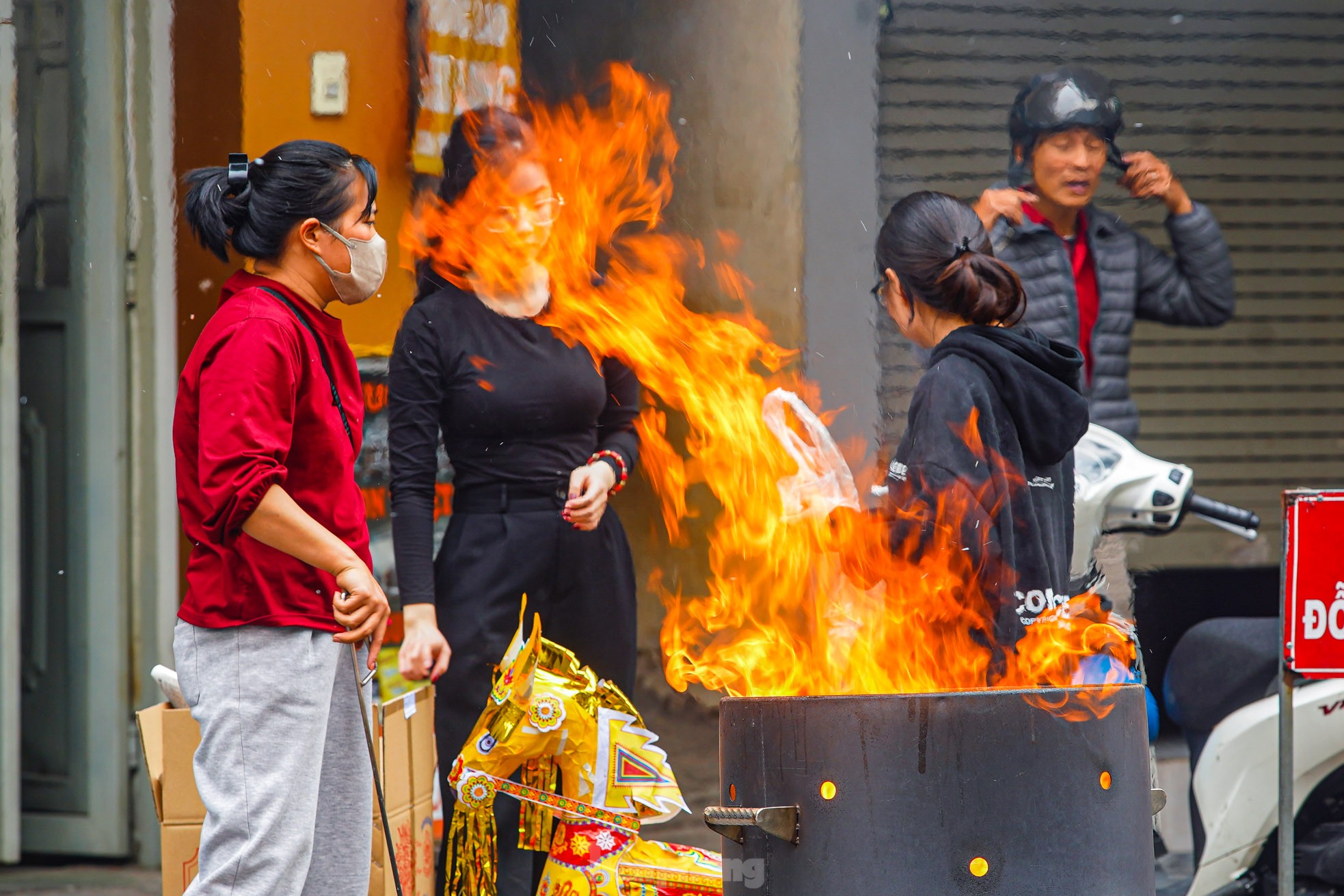 Dân phố cổ Hà Nội đốt vàng mã cúng Táo quân ngoài đường, khói bốc nghi ngút- Ảnh 14.