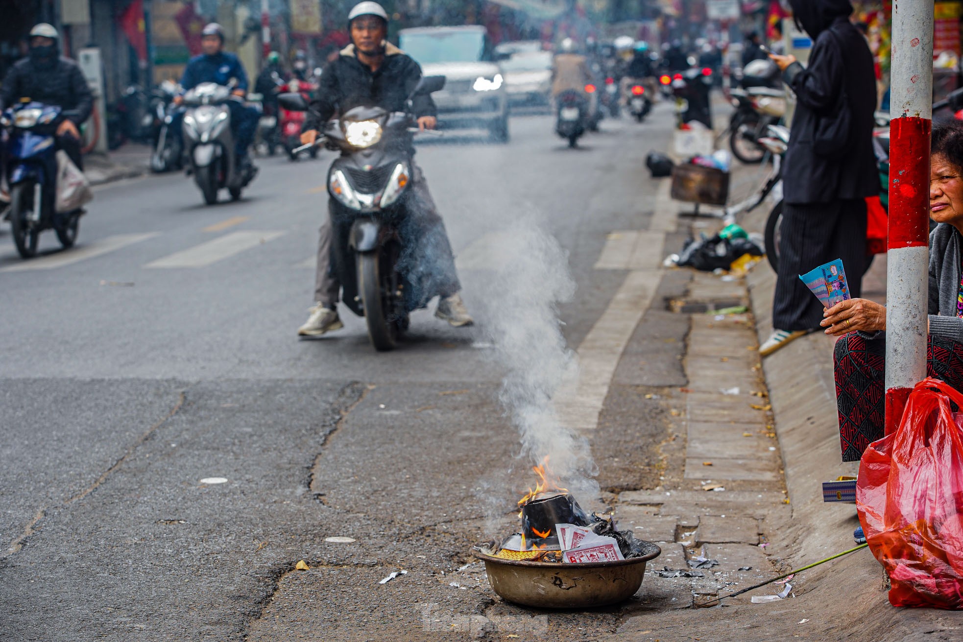 Dân phố cổ Hà Nội đốt vàng mã cúng Táo quân ngoài đường, khói bốc nghi ngút- Ảnh 16.