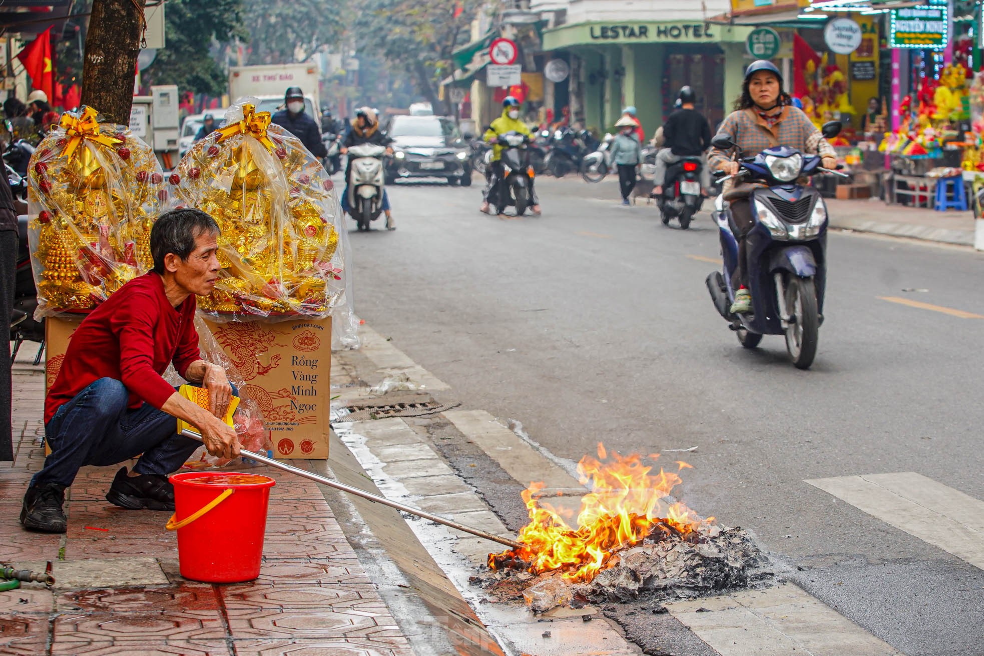 Dân phố cổ Hà Nội đốt vàng mã cúng Táo quân ngoài đường, khói bốc nghi ngút- Ảnh 18.