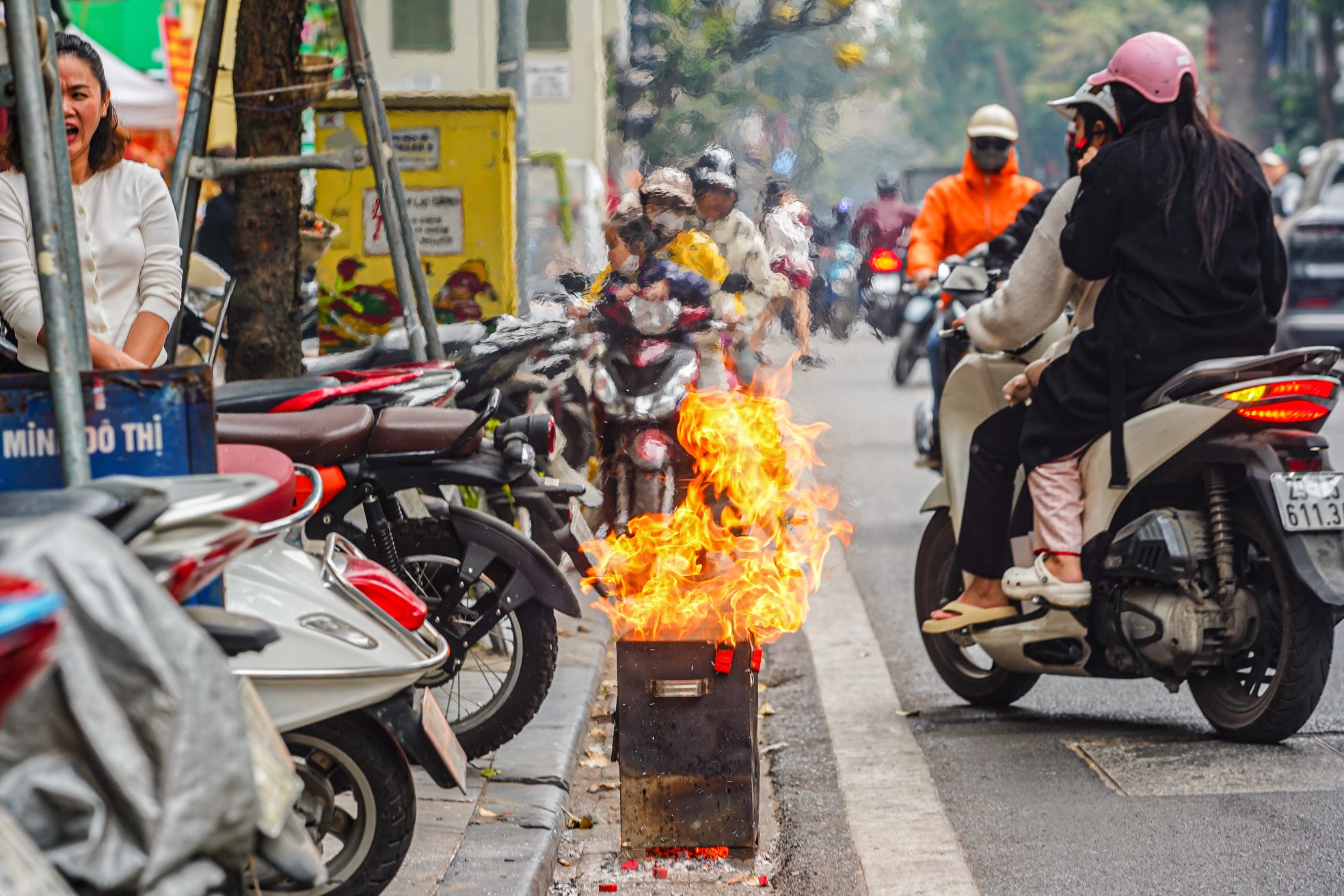 Dân phố cổ Hà Nội đốt vàng mã cúng Táo quân ngoài đường, khói bốc nghi ngút- Ảnh 19.