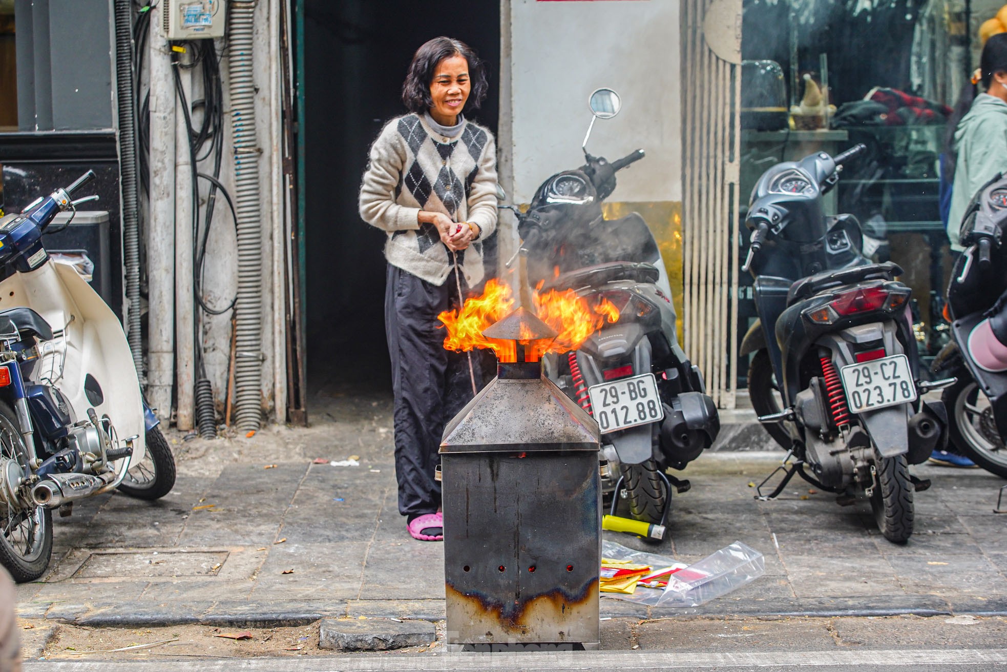 Dân phố cổ Hà Nội đốt vàng mã cúng Táo quân ngoài đường, khói bốc nghi ngút- Ảnh 21.