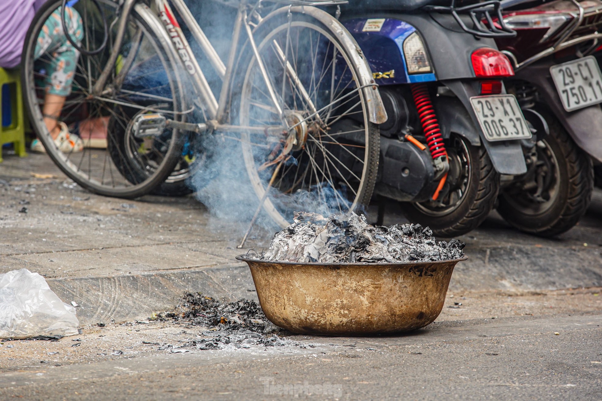 Dân phố cổ Hà Nội đốt vàng mã cúng Táo quân ngoài đường, khói bốc nghi ngút- Ảnh 24.