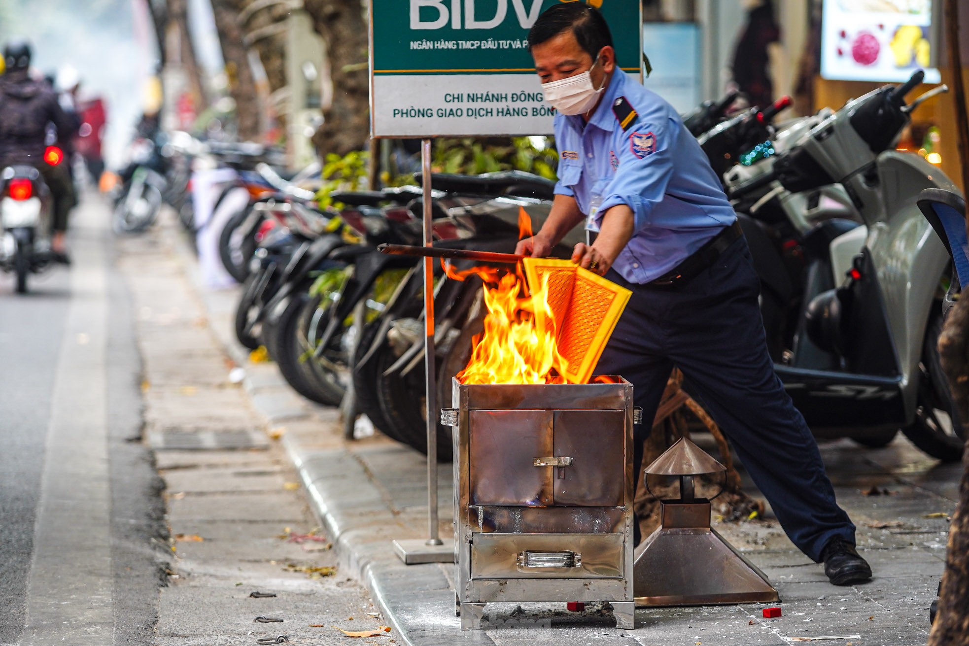 Dân phố cổ Hà Nội đốt vàng mã cúng Táo quân ngoài đường, khói bốc nghi ngút- Ảnh 4.