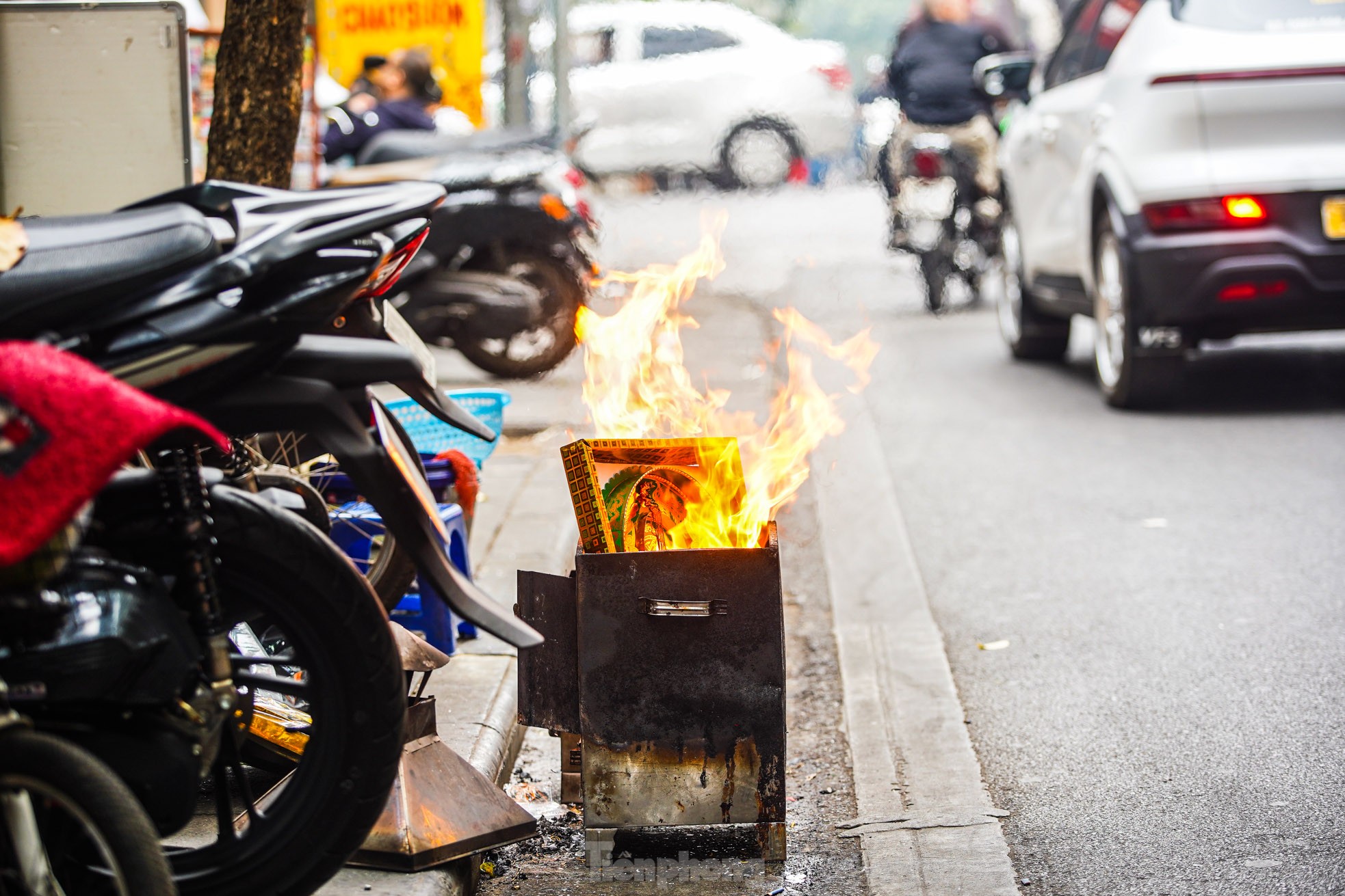 Dân phố cổ Hà Nội đốt vàng mã cúng Táo quân ngoài đường, khói bốc nghi ngút- Ảnh 6.