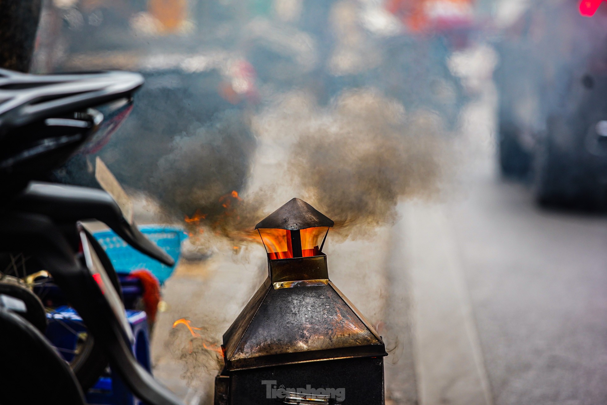 Dân phố cổ Hà Nội đốt vàng mã cúng Táo quân ngoài đường, khói bốc nghi ngút- Ảnh 8.