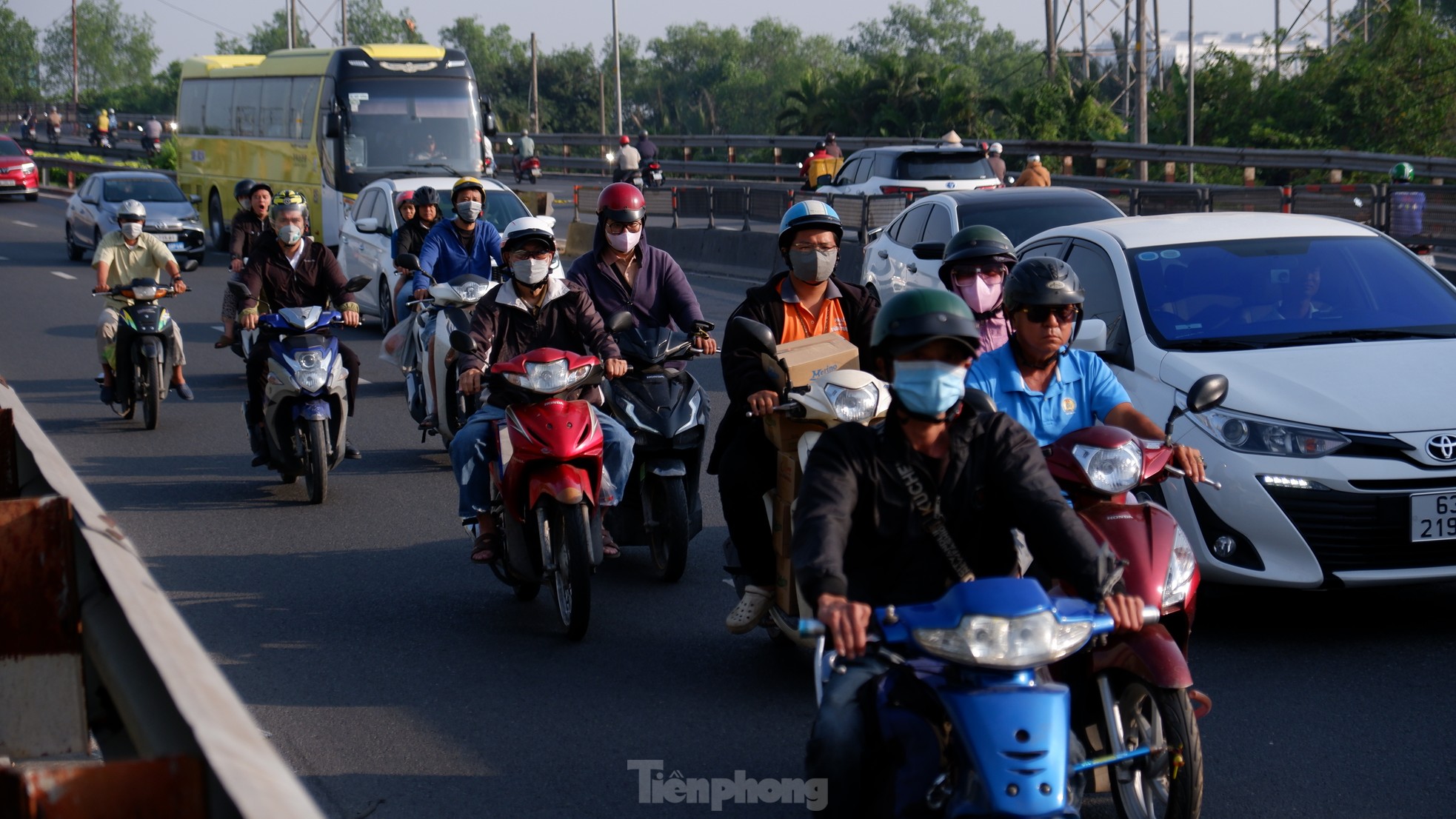 Các bến xe, cửa ngõ TPHCM đông người di chuyển về quê ăn Tết sớm- Ảnh 13.