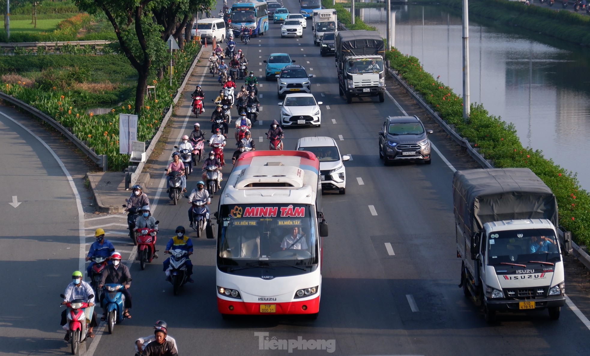 Các bến xe, cửa ngõ TPHCM đông người di chuyển về quê ăn Tết sớm- Ảnh 2.