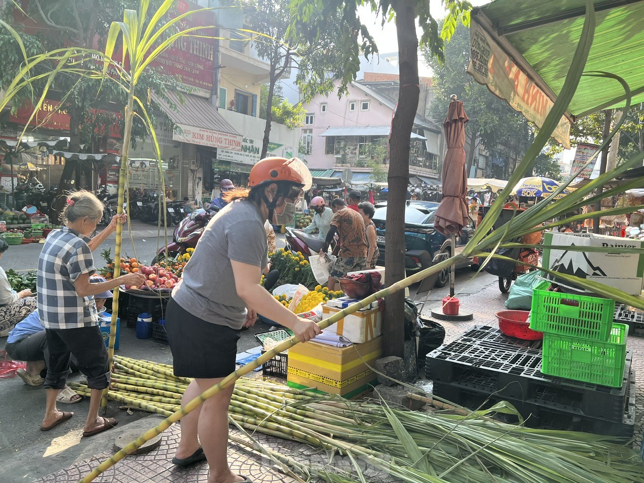 Lễ vật đưa ông Táo về trời đắt khách, mua không cần trả giá- Ảnh 1.