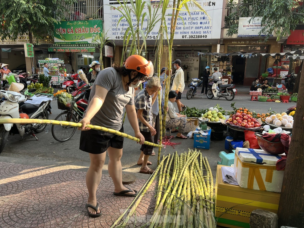 Lễ vật đưa ông Táo về trời đắt khách, mua không cần trả giá- Ảnh 2.