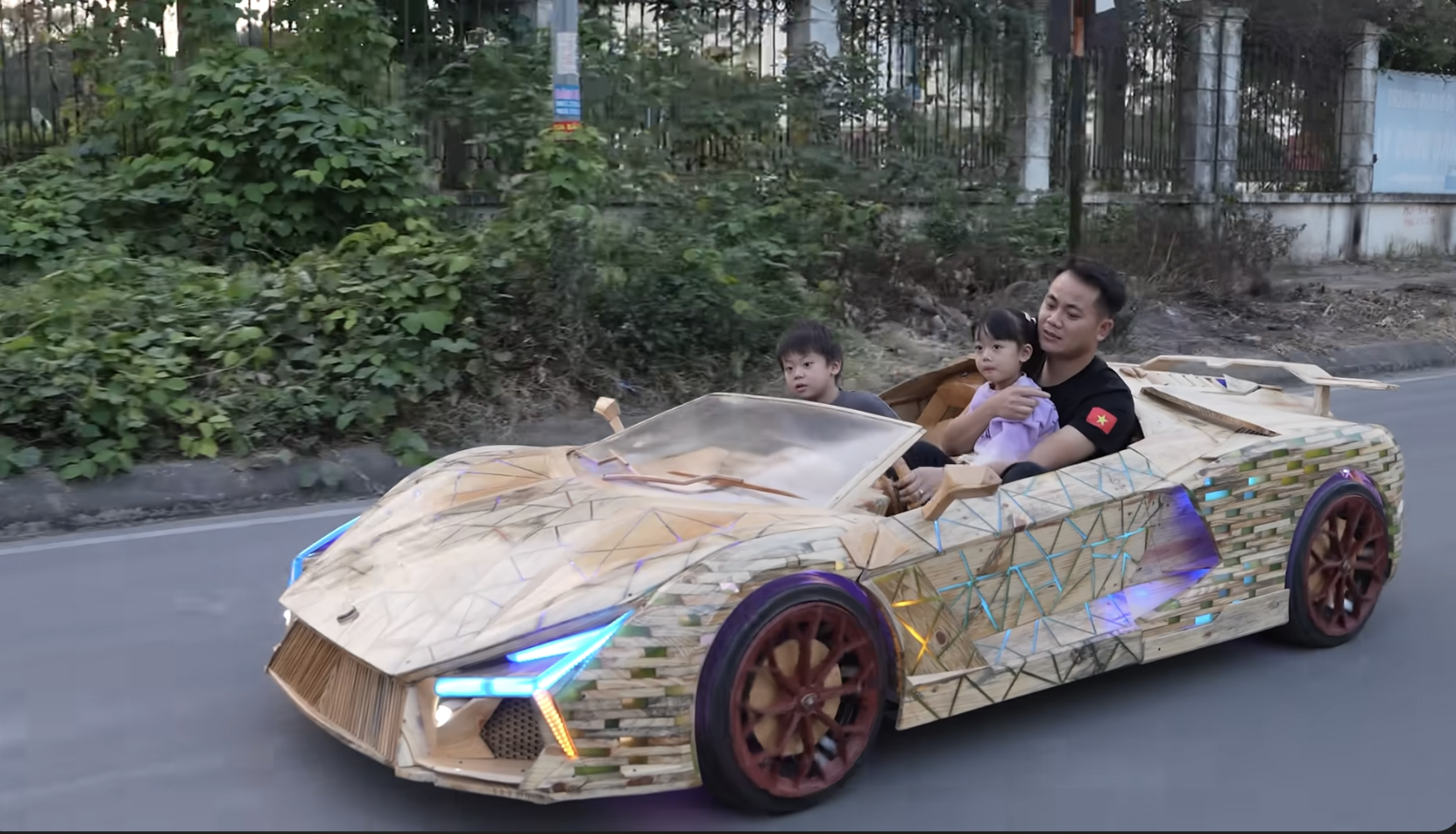 Thợ Việt gom 1 triệu tấm gỗ vụn thành 'siêu xe Lamborghini Revuelto' tặng con, ra đường buổi đêm ai cũng phải nhìn- Ảnh 10.