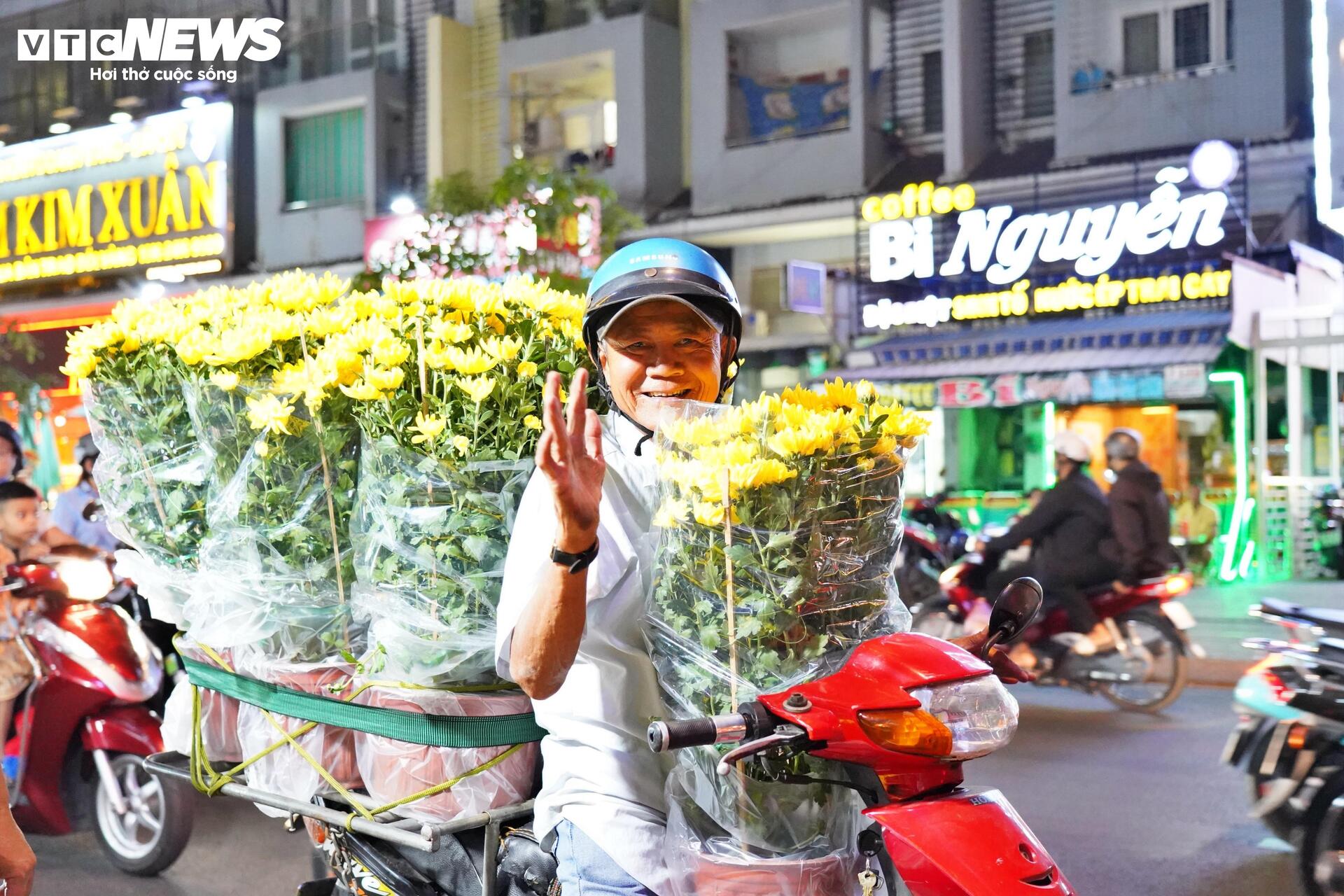 TP.HCM: Tấp nập mua bán xuyên đêm ở chợ hoa 'Trên bên dưới thuyền'- Ảnh 13.