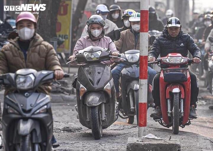 Năm 2025, đi xe máy lên vỉa hè bị phạt bao nhiêu tiền?- Ảnh 1.