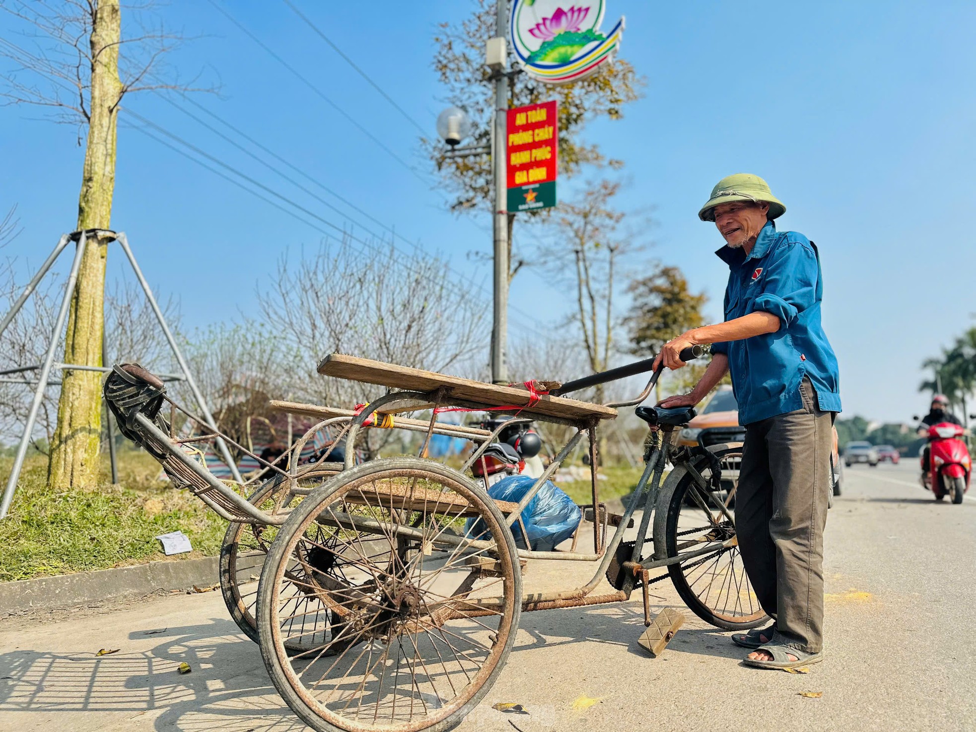 Nghề 'chở Tết' đến mọi nhà kiếm tiền triệu mỗi ngày- Ảnh 4. Nghề 'chở Tết' đến mọi nhà kiếm tiền triệu mỗi ngày- Ảnh 4.