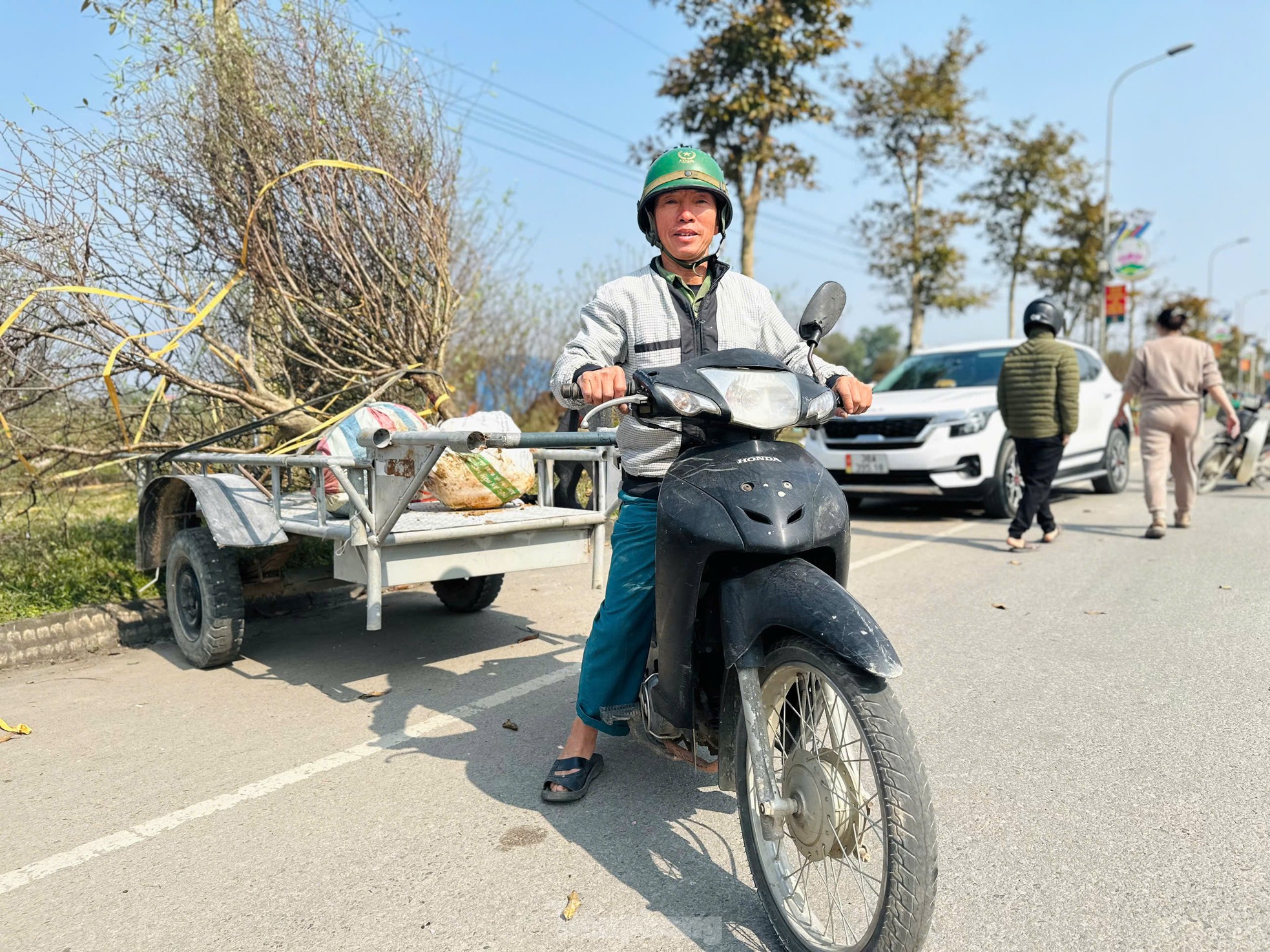 Nghề 'chở Tết' đến mọi nhà kiếm tiền triệu mỗi ngày- Ảnh 7. Nghề 'chở Tết' đến mọi nhà kiếm tiền triệu mỗi ngày- Ảnh 7.