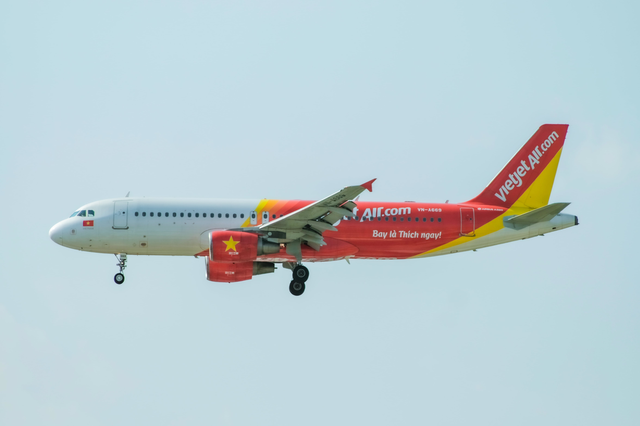 Chiếc máy bay Vietjet lạ trên tuyến Hà Nội - Côn Đảo: Sơn hình hoa Lêkima, dòng chữ tiếng Trung gây chú ý- Ảnh 3.