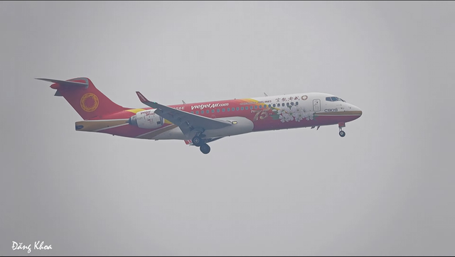 Chiếc máy bay Vietjet lạ trên tuyến Hà Nội - Côn Đảo: Sơn hình hoa Lêkima, dòng chữ tiếng Trung gây chú ý- Ảnh 1.