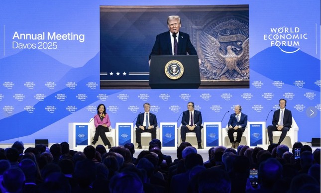 Ông Trump mang ‘cây gậy và củ cà rốt’ đến Davos- Ảnh 1.