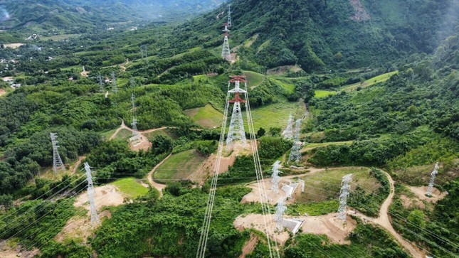 Đóng điện đường dây 500kV để nhập khẩu từ Lào- Ảnh 1.