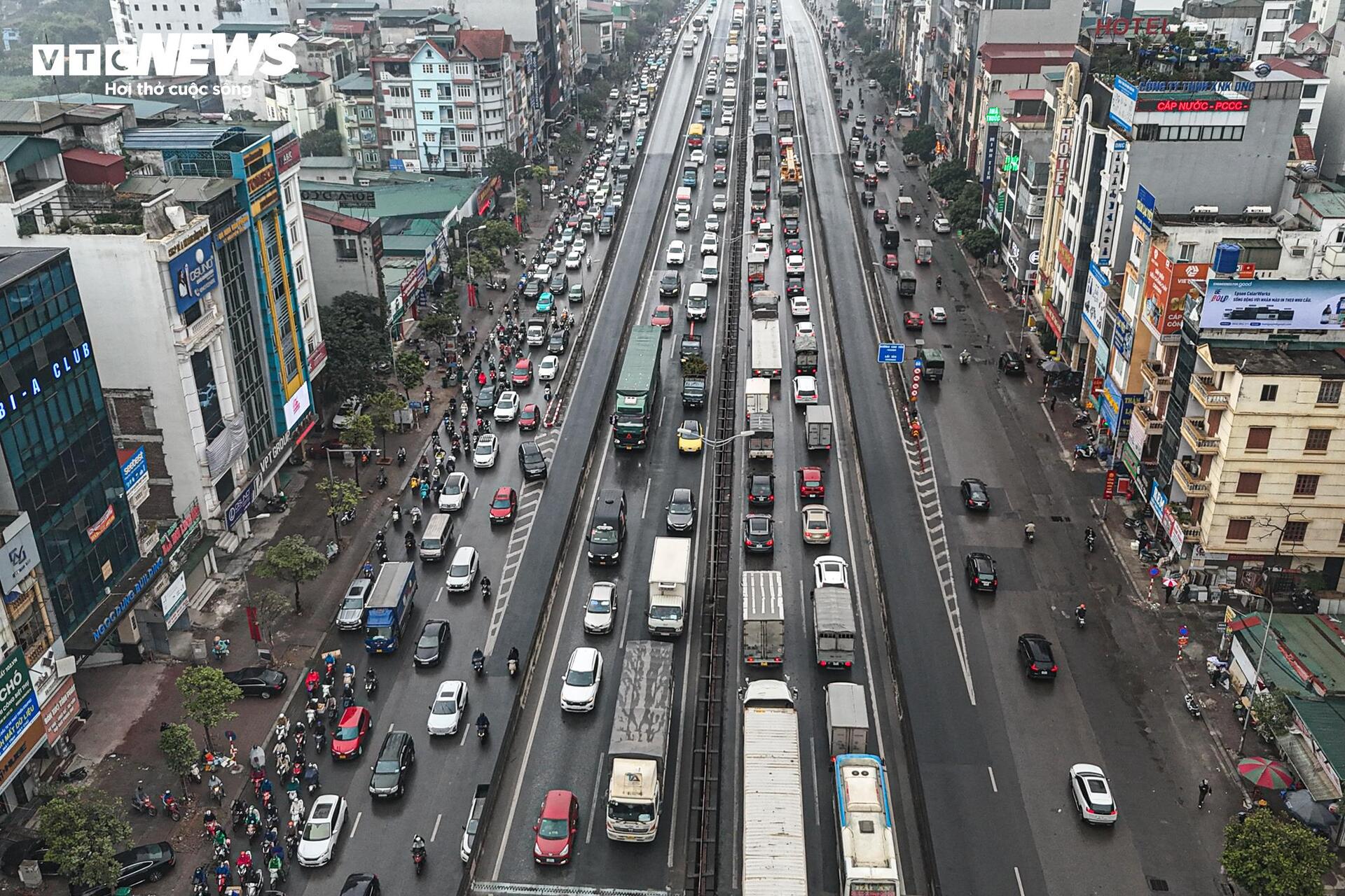 Tuyến đường huyết mạch Hà Nội tắc dài 3km trong ngày làm việc cuối cùng của năm- Ảnh 6.