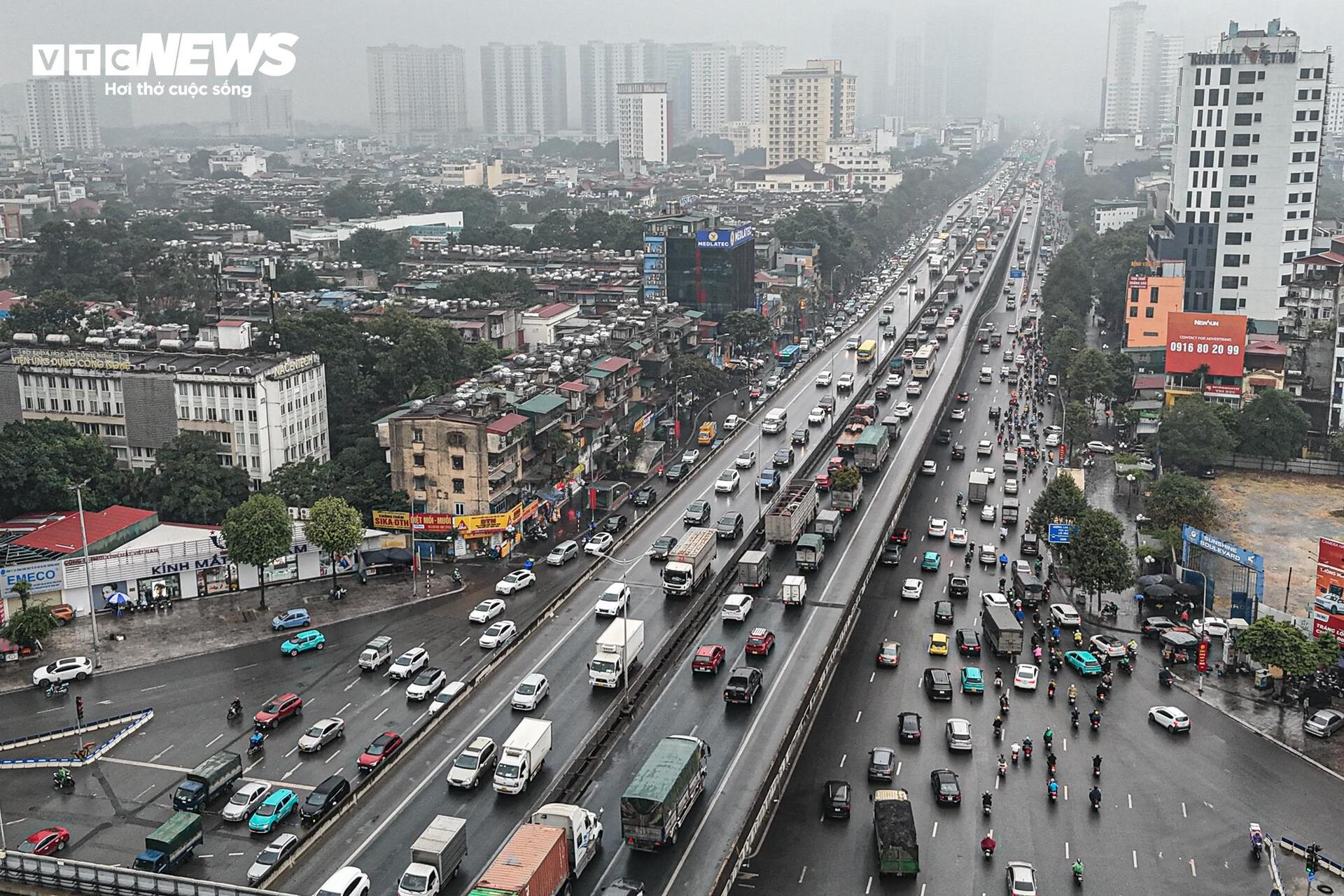 Tuyến đường huyết mạch Hà Nội tắc dài 3km trong ngày làm việc cuối cùng của năm- Ảnh 2.