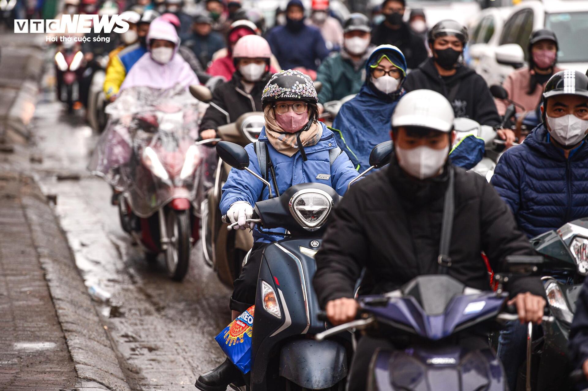 Tuyến đường huyết mạch Hà Nội tắc dài 3km trong ngày làm việc cuối cùng của năm- Ảnh 16.