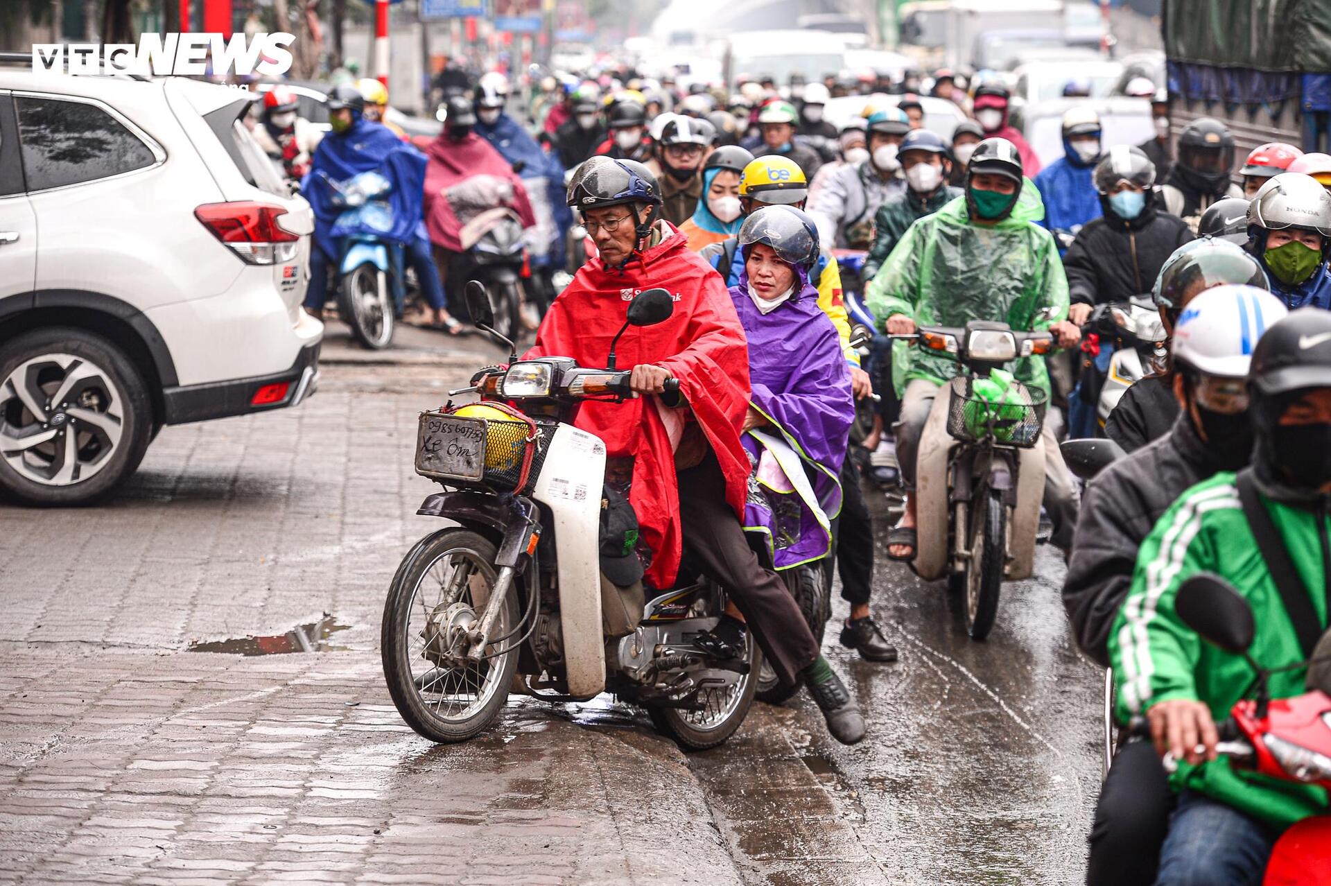 Tuyến đường huyết mạch Hà Nội tắc dài 3km trong ngày làm việc cuối cùng của năm- Ảnh 14.