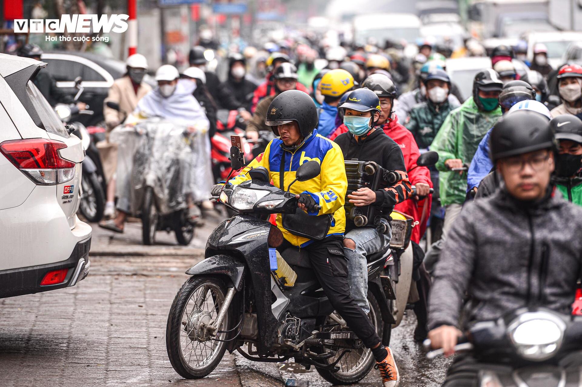 Tuyến đường huyết mạch Hà Nội tắc dài 3km trong ngày làm việc cuối cùng của năm- Ảnh 15.