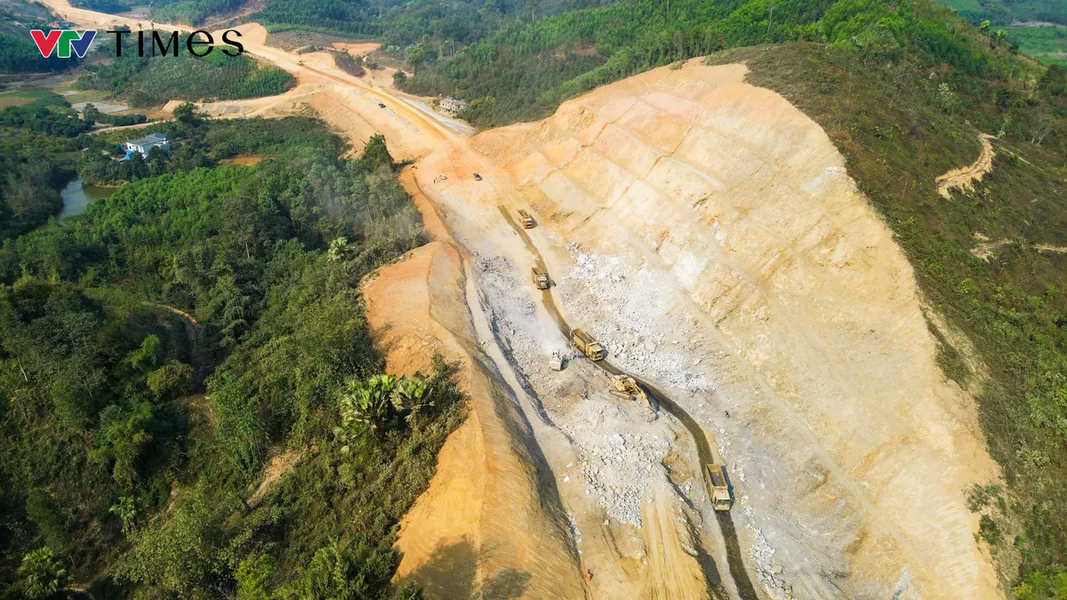 Không khí hối hả trên công trường cao tốc Tuyên Quang - Hà Giang ngày giáp Tết- Ảnh 1.