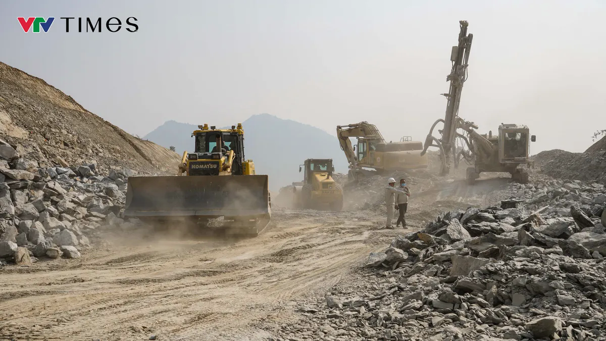 Không khí hối hả trên công trường cao tốc Tuyên Quang - Hà Giang ngày giáp Tết- Ảnh 2.