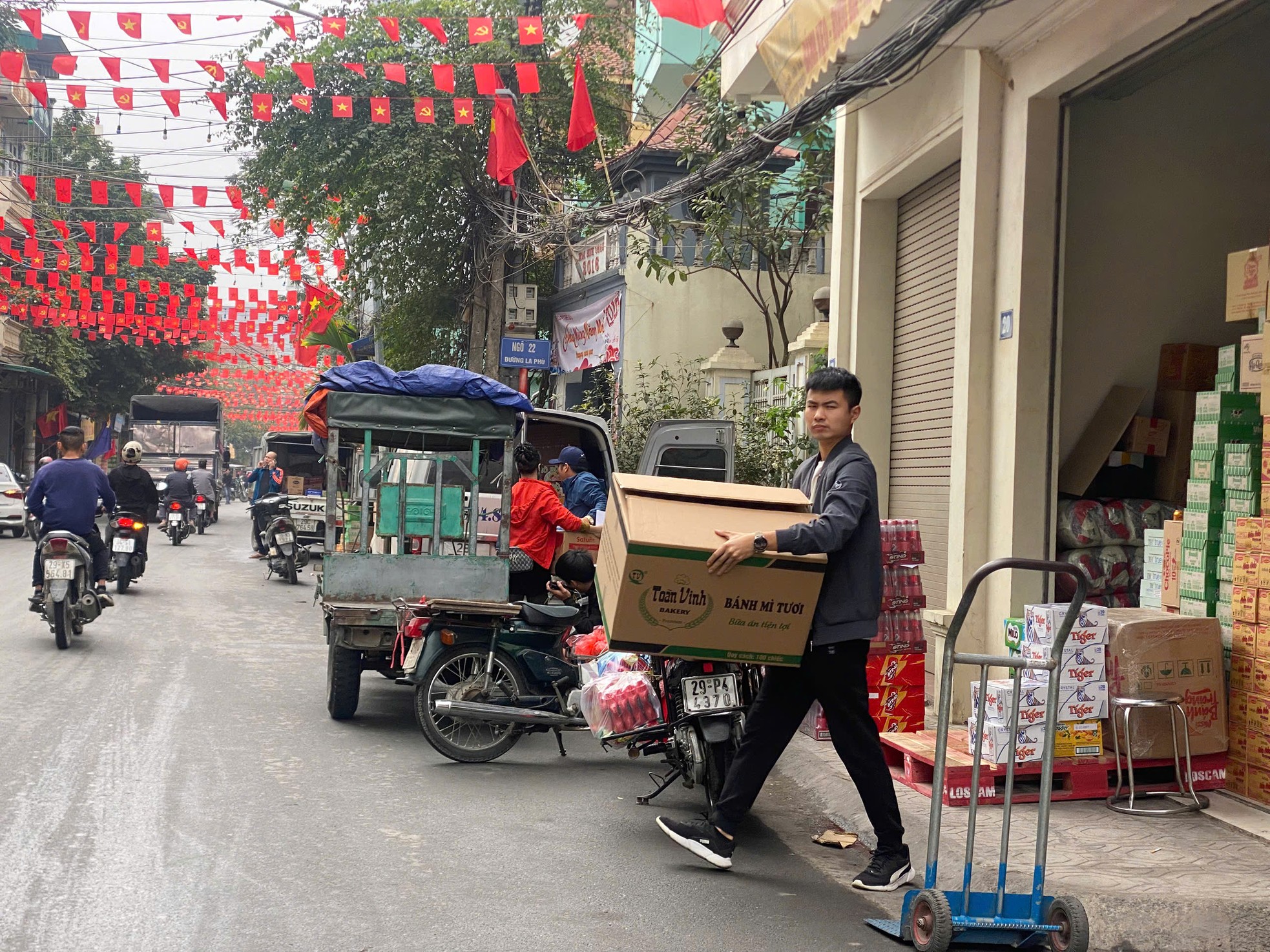 'Thủ phủ' bánh kẹo Hà Nội tất bật không ngơi tay dịp cận Tết- Ảnh 5.