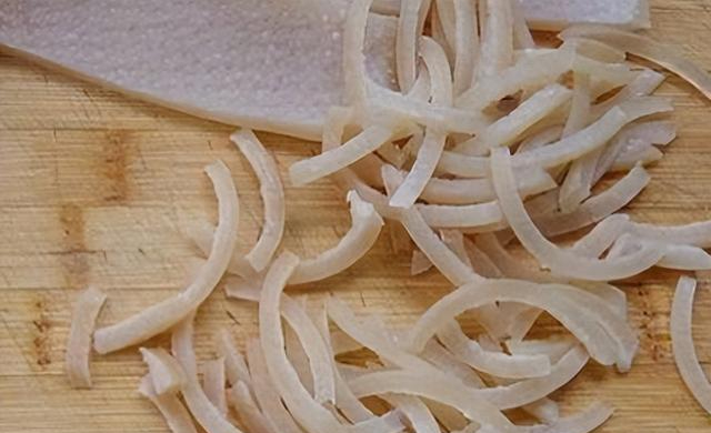 Món da heo nổi tiếng giàu collagen giúp da mịn màng, đàn hồi nhưng ăn thế nào để không phải là “bom nổ chậm” với sức khỏe?- Ảnh 1. Món da heo nổi tiếng giàu collagen giúp da mịn màng, đàn hồi nhưng ăn thế nào để không phải là “bom nổ chậm” với sức khỏe?- Ảnh 1.
