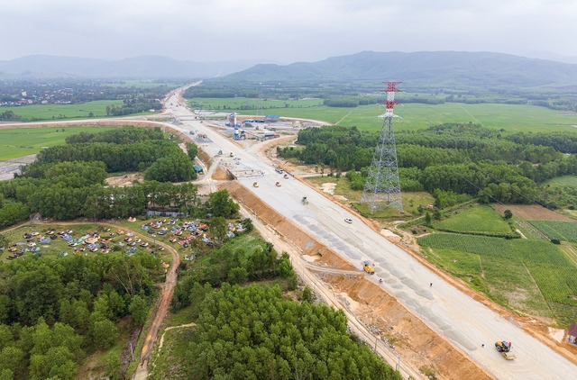 4.000 người báo tin vui, tuyến cao tốc 20.400 tỷ đồng ở Việt Nam sẽ 'thần tốc về đích' trước 7 tháng?- Ảnh 2.