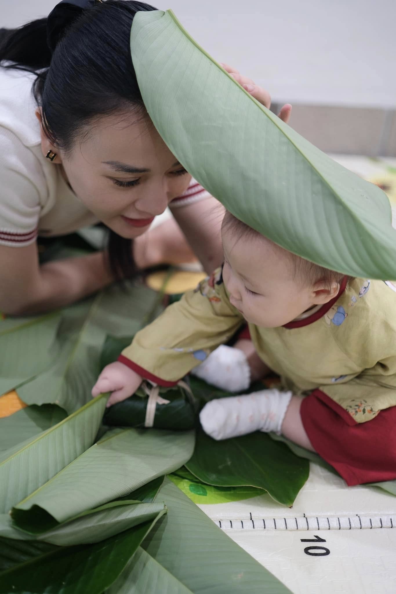 Cặp song sinh nhà Phương Oanh lần đầu 