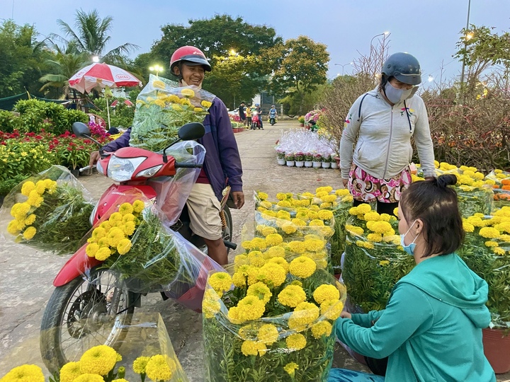7 chợ hoa Tết nổi tiếng ở TP.HCM 'khách cứ đến là ôm hoa về'- Ảnh 7. 7 chợ hoa Tết nổi tiếng ở TP.HCM 'khách cứ đến là ôm hoa về'- Ảnh 7.