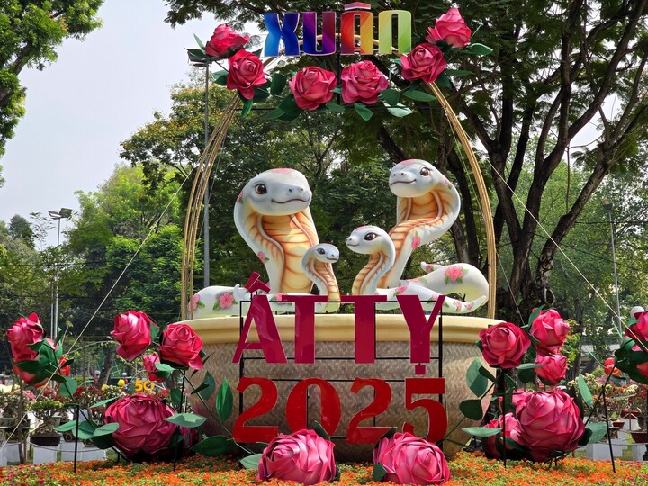 7 chợ hoa Tết nổi tiếng ở TP.HCM 'khách cứ đến là ôm hoa về'- Ảnh 8. 7 chợ hoa Tết nổi tiếng ở TP.HCM 'khách cứ đến là ôm hoa về'- Ảnh 8.