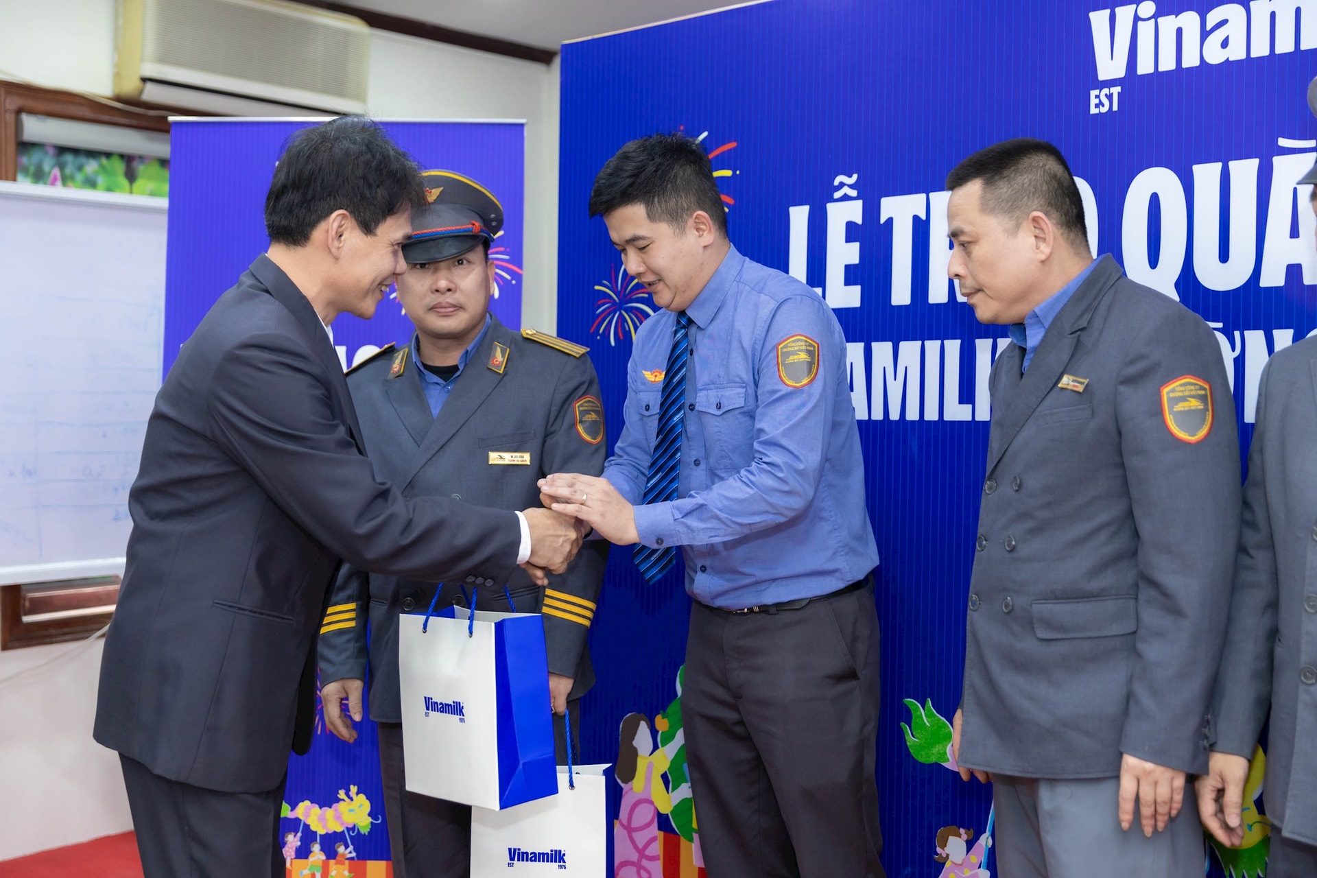 Vinamilk tặng hàng nghìn phần quà tết cho trẻ em, công nhân trước thềm năm mới Ất Tỵ- Ảnh 8.