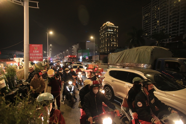 Hà Nội: Chợ hoa Quảng An chật cứng người trong đêm, một điều vẫn khiến nhiều người khó chịu- Ảnh 4.