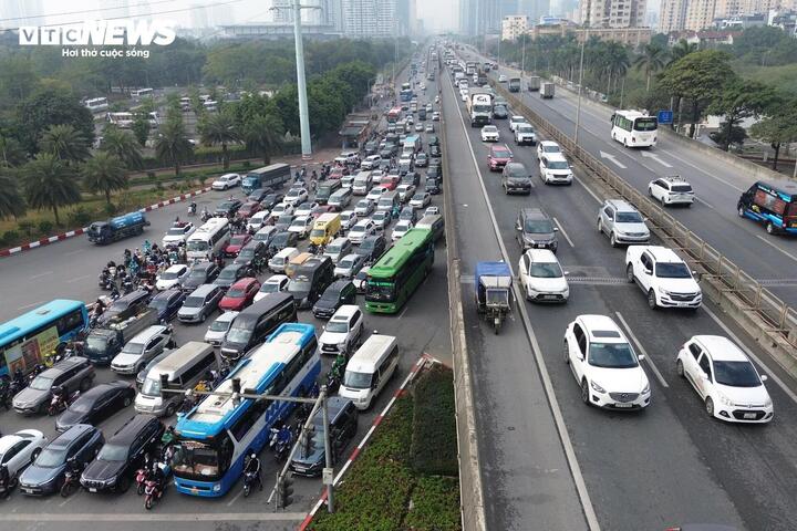 Tạm thời cho ô tô đi vào làn khẩn cấp trên tuyến vành đai 3 TP Hà Nội- Ảnh 1.