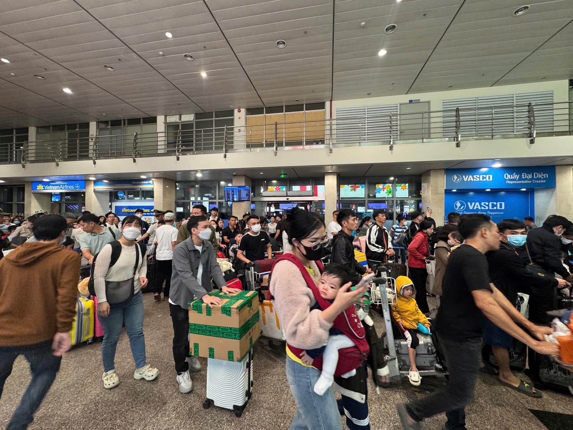 Ngày đầu nghỉ Tết, người dân chen chân ở sân bay Tân Sơn Nhất từ rạng sáng- Ảnh 4.
