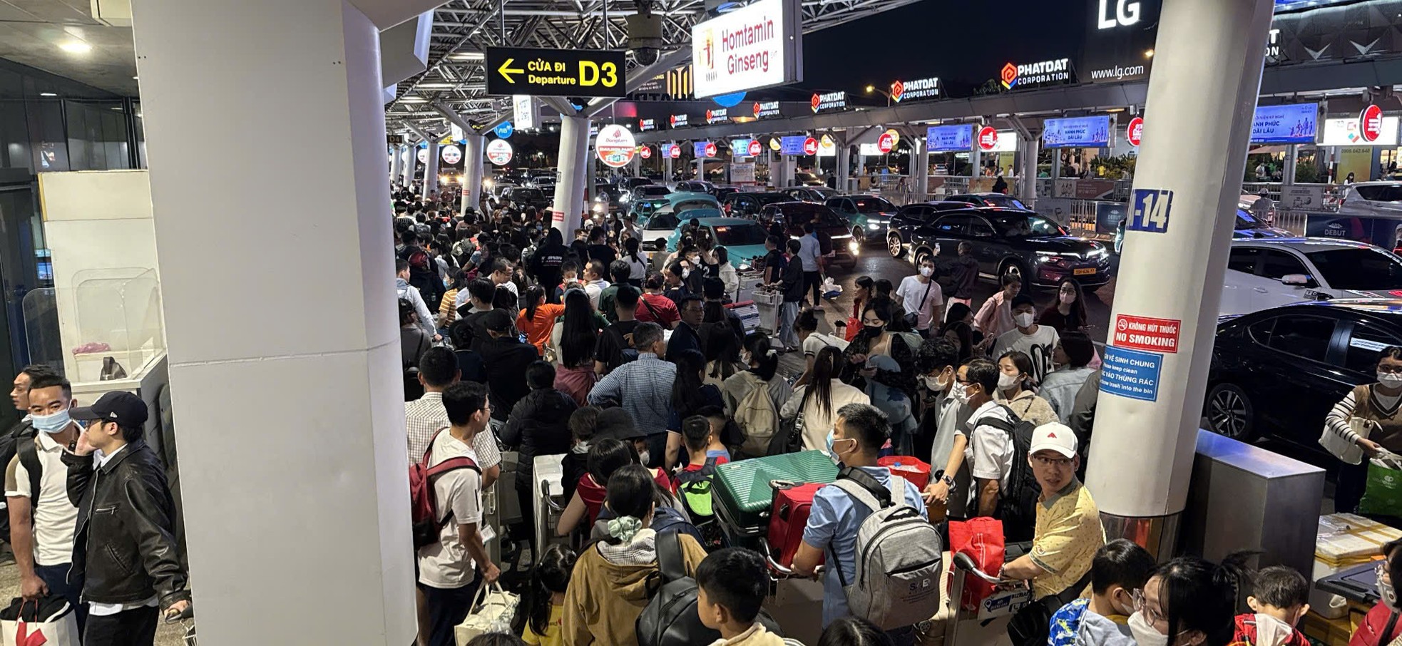 Ngày đầu nghỉ Tết, người dân chen chân ở sân bay Tân Sơn Nhất từ rạng sáng- Ảnh 7.